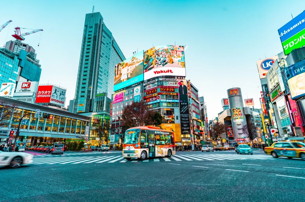Pemandangan malam hari di distrik Shinjuku, Tokyo, dengan gedung-geding pencakar langit yang gemerlap.