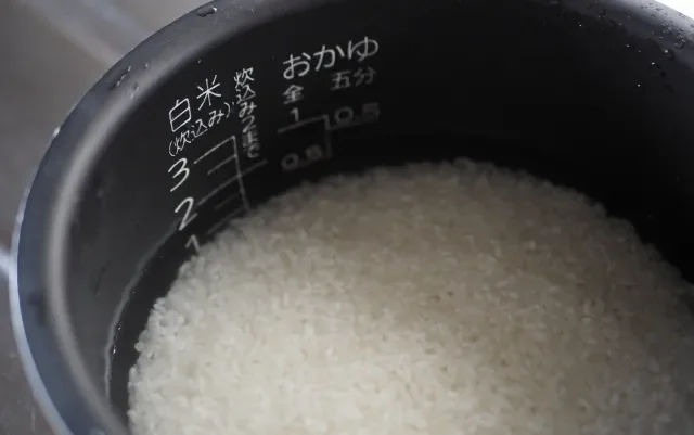 Panci dalam rice cooker with takaran air yang pas.