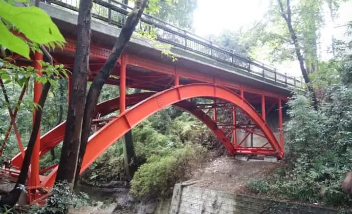 Jembatan Golf-bashi ที่มีสีแดงสดใสที่ทางเข้าหุบเขา.