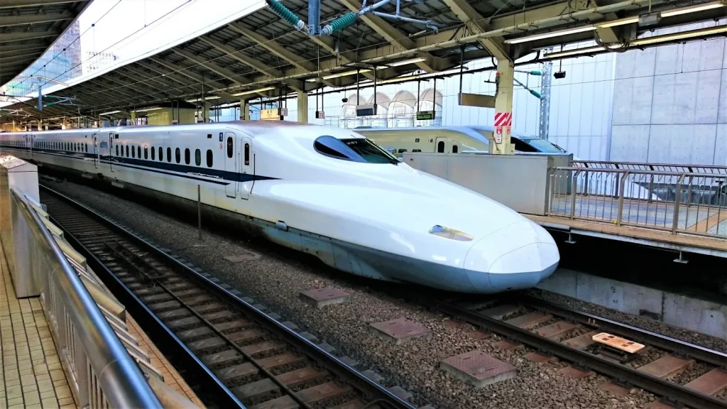 สติกเกอร์ 'Free Wi-Fi' ติดอยู่ภายในตู้รถไฟชินคันเซ็น