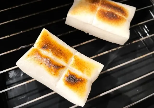 อาหารหลากหลายที่ปรุงโดยใช้เตาปิ้ง เช่น ขนมปังปิ้งและไก่ย่าง