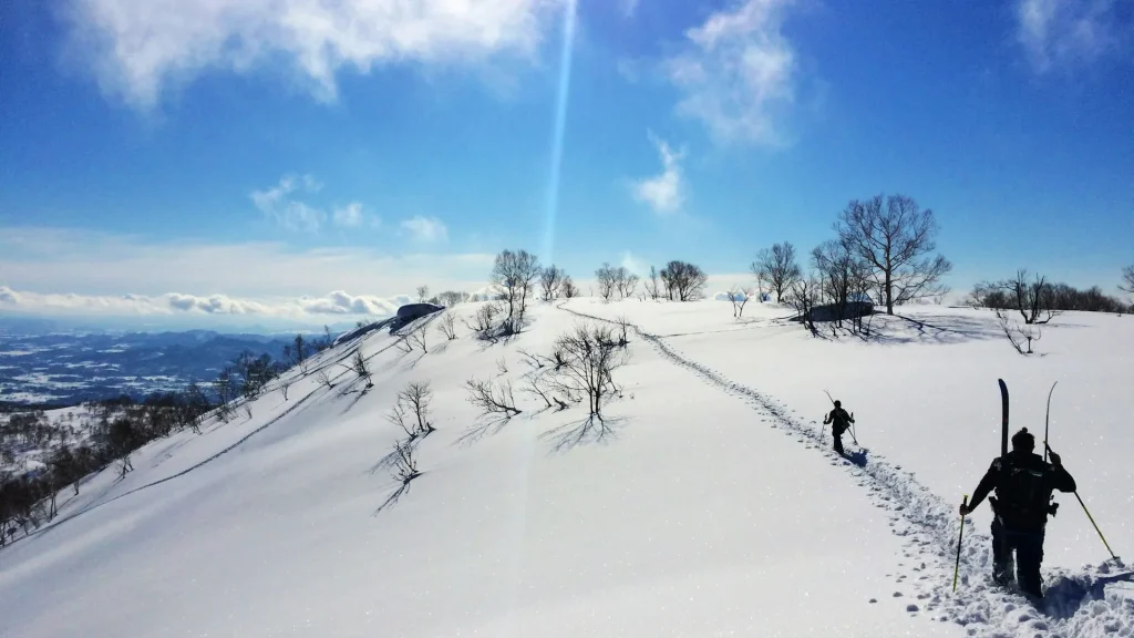 Pemandangan musimหนาวที่น่าตื่นตาตื่นใจใน Niseko, Hokkaido, พร้อมภูเขาที่ปกคลุมด้วยหิมะ.