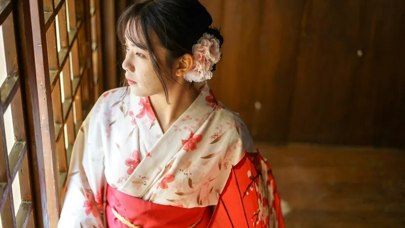 ผู้หญิงคนหนึ่งกำลังจัดคอเสื้อกิโมโนของเธอ